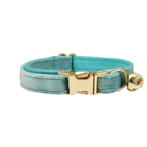 Collier pour chien en velours bleu avec des ferrures dorées de la collection Soft Velvet Cat Collar Transparent Background