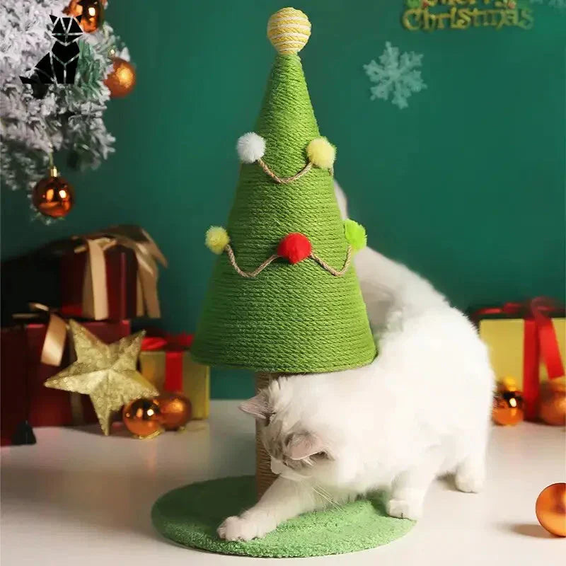 Arbre à chat regale : Un félin en pleine forme devant un arbre de Noël scintillant