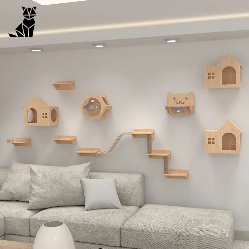 Arbre à chat mural - Un espace de jeu vertical avec canapé et étagères dans le salon