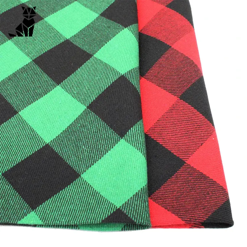 Gros plan sur un bandana en tissu écossais vert et rouge, accessoire personnalisé du chien pour le confort et le style