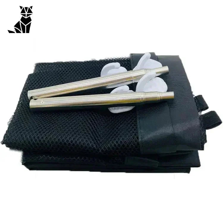 Sac noir avec deux brosses et un pinceau, faisant partie du produit Barrière de sécurité pour chiens - Limiter l’accès