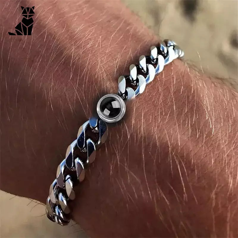 Homme portant un bracelet en acier titane pour les moments spéciaux, composé d’acier titane noir et blanc