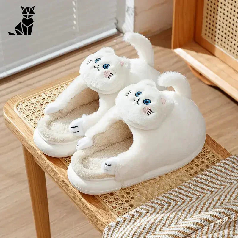 Paire de chaussons de chat blanc sur table en bois - Cat Lover Soft Cotton Socks, doux and stylish