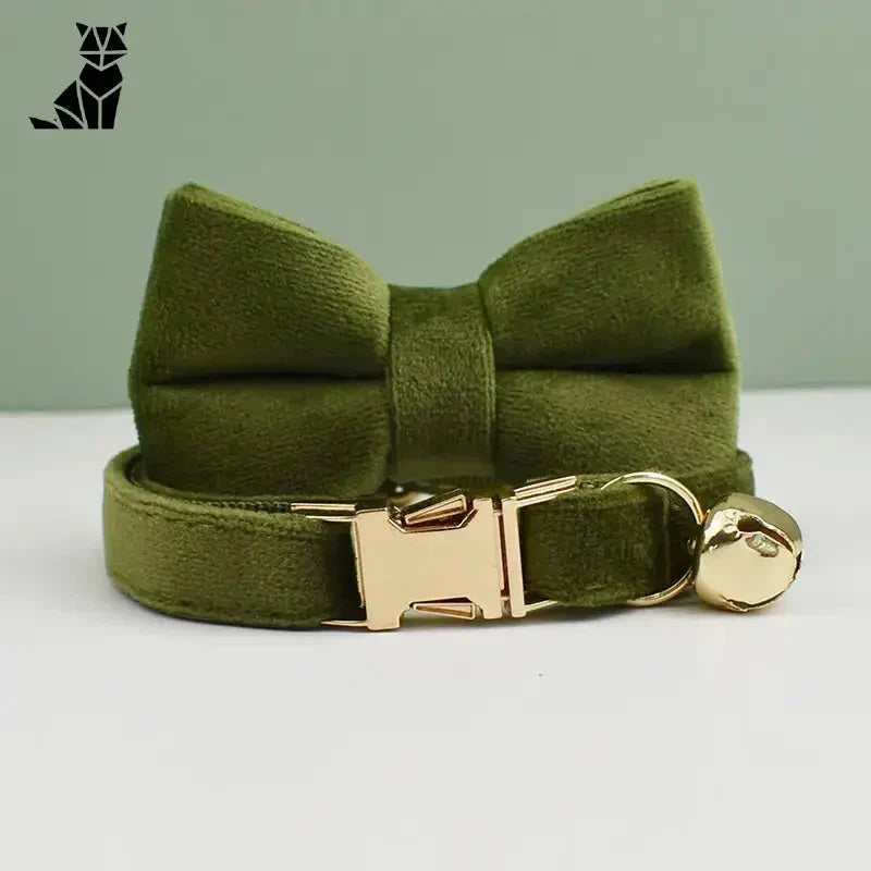 Collier pour chat en velours doux : Nœud papillon vert avec boucle dorée, texture velours élégante