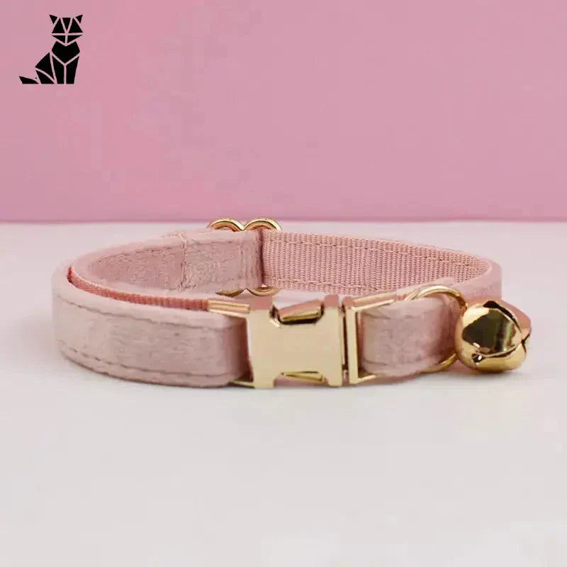 Collier pour chat en velours rose avec des attaches dorées sur ’Collier pour chat souple et personnalisable - Sécurité accrue’