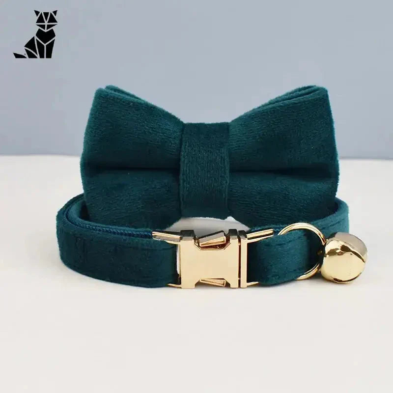 Collier pour chat en velours durable avec nœud papillon en velours vert et fermoir en métal doré, résistant à l’usure