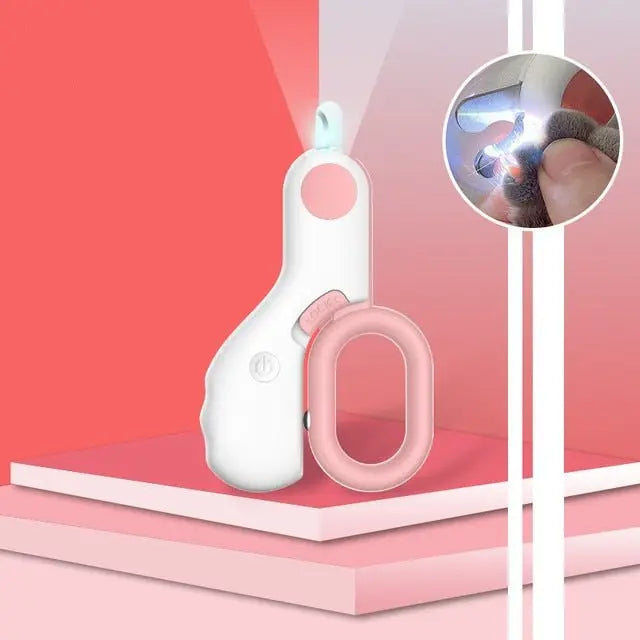 Lumière LED sur la surface rose du coupe-ongles pour chats et autres animaux