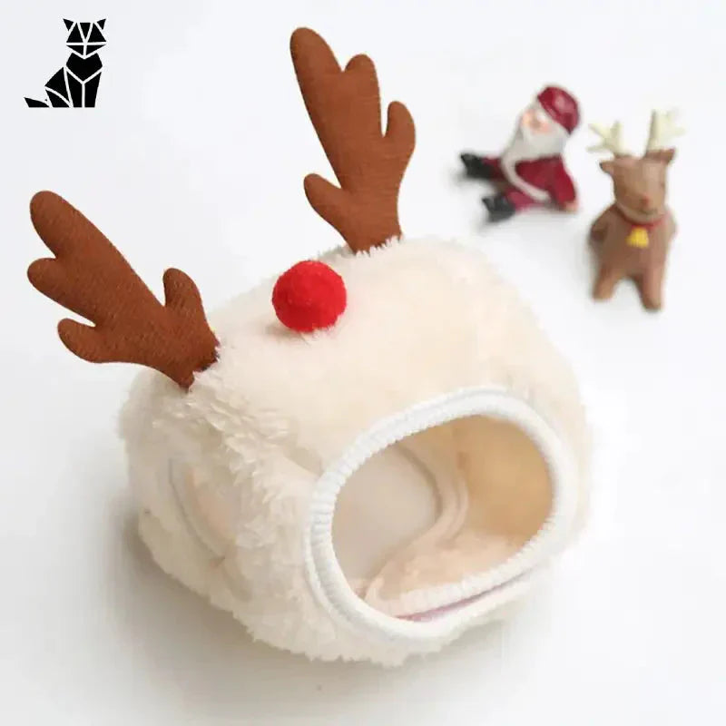 Petit animal en peluche avec un nez rouge dans Festive Set for Cats : Design festif