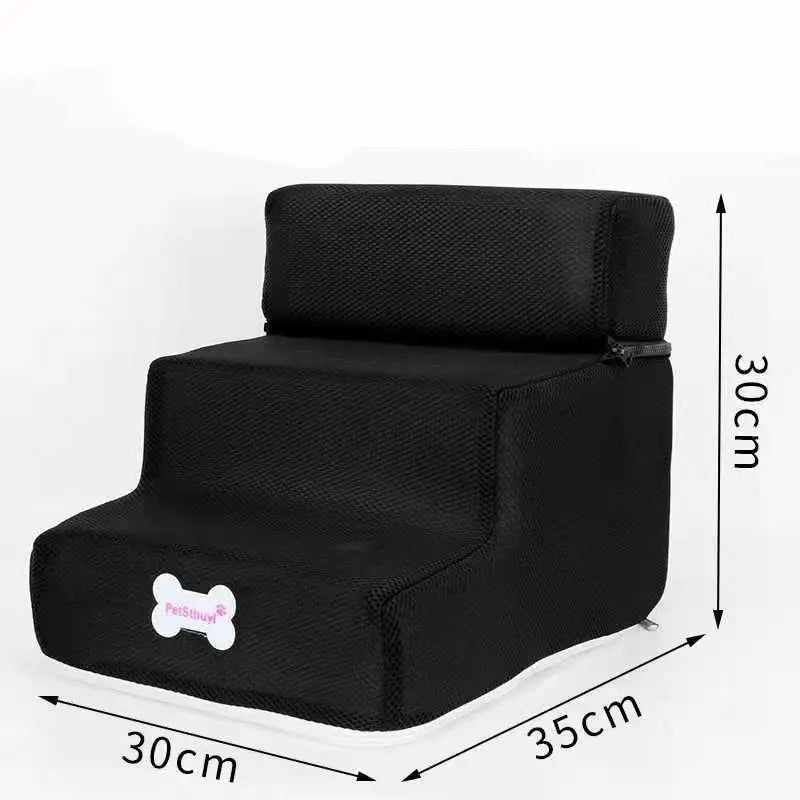 Chaise noire avec logo blanc à côté de Trois marches pour petits chiens
