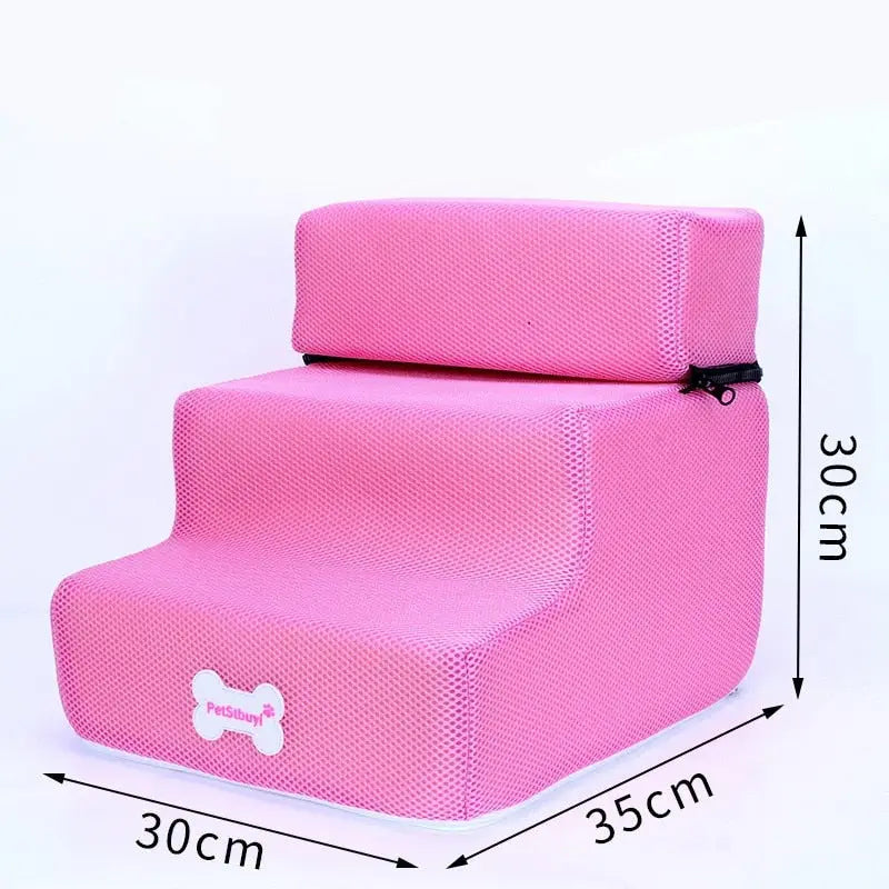 Une chaise rose avec un cœur blanc à côté de Stairs for Small Dogs with Three Steps (trois marches)