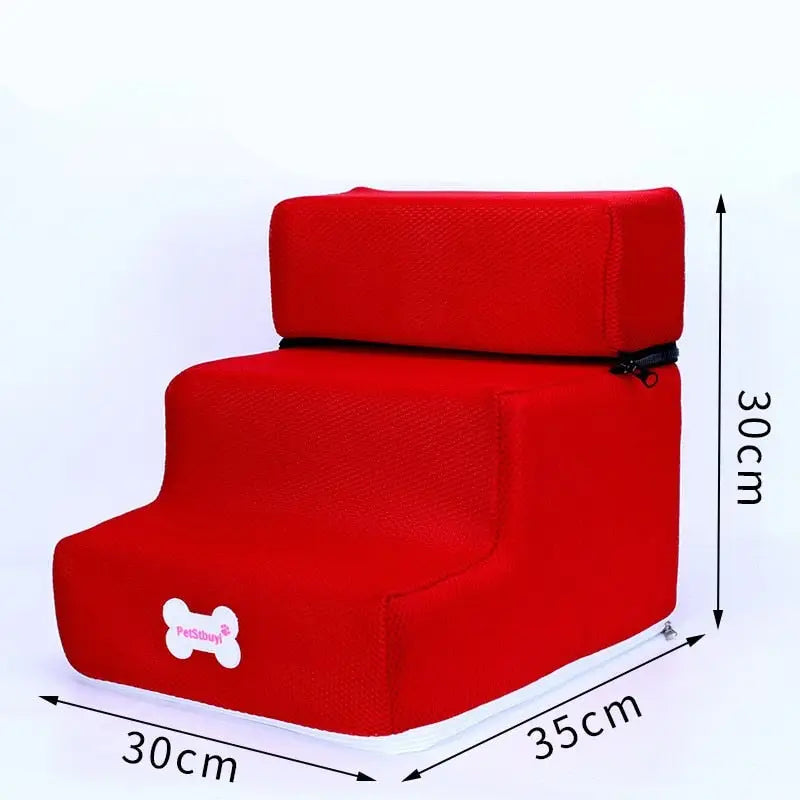 Une chaise rouge avec un bouton blanc, sur laquelle figure l’inscription ’Escalier pour petits chiens avec trois marches’