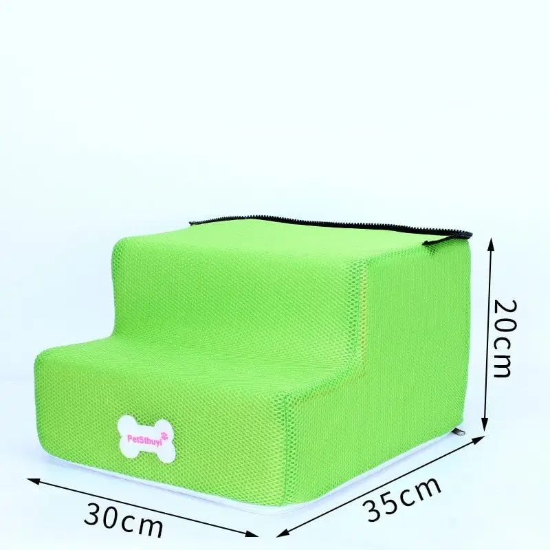 Chaise verte avec cœur blanc près de Stairs for Small Dogs avec Trois Marches