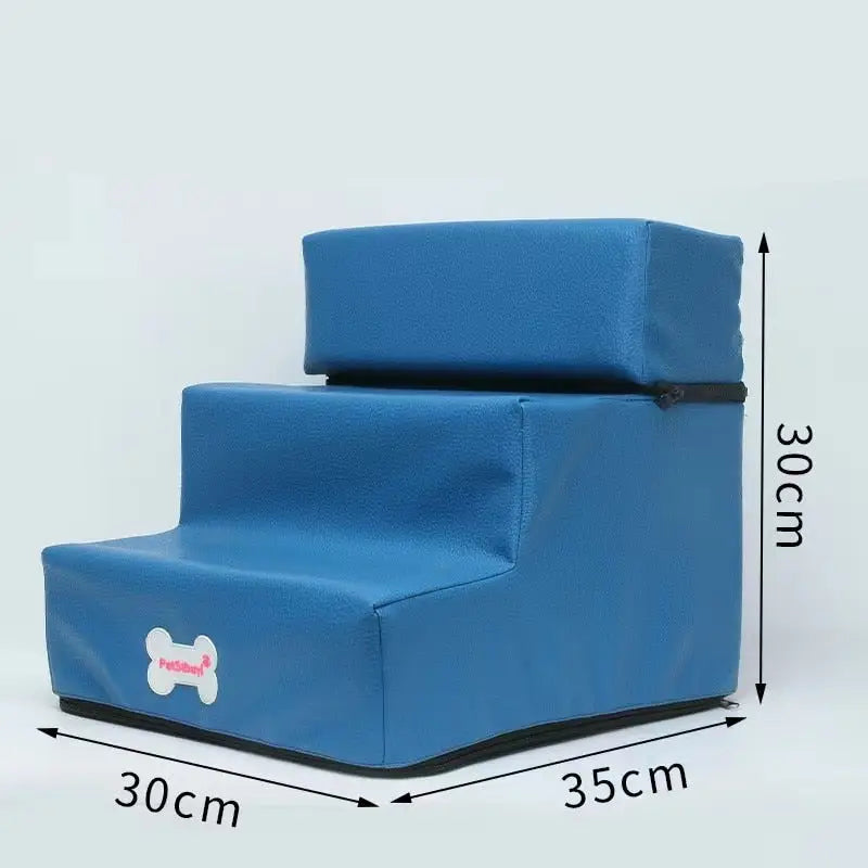 Trois marches pour petits chiens - Chaise bleue avec assise noire sur fond blanc