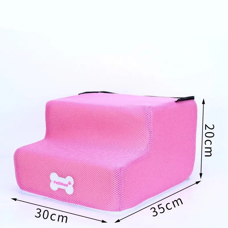 Chaise rose avec cœur blanc par trois marches pour petits chiens