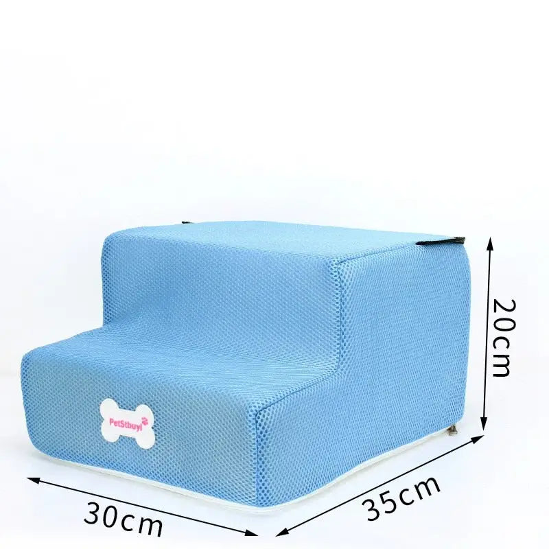 Chaise bleue avec siège blanc sur fond blanc - Escaliers pour petits chiens avec trois marches