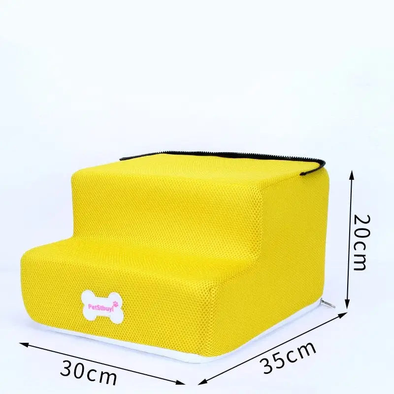 Trois marches pour petits chiens avec une chaise jaune et un zip noir