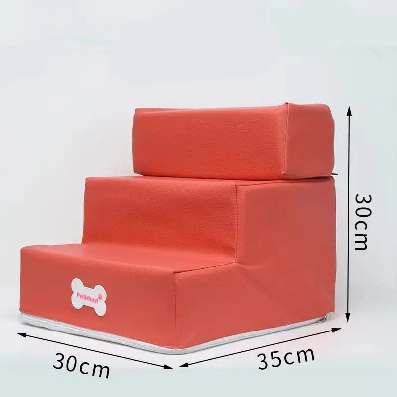 Trois marches pour petits chiens, rouge et blanche chaise, fond blanc