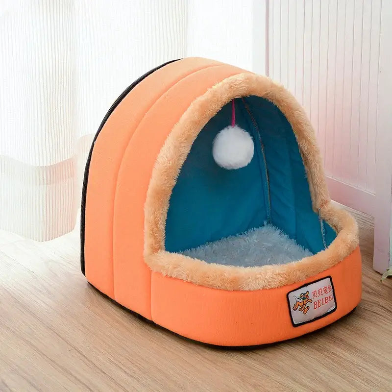 Chat profitant d’un lit douillet dans l’espace personnel confortable pour chat - design élégant