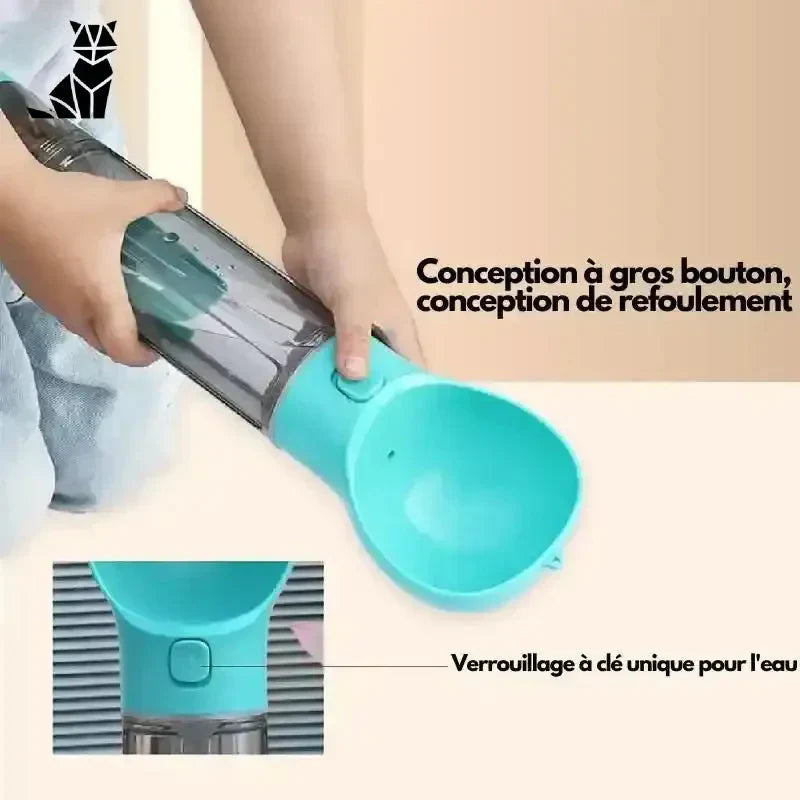 Personne nettoyant le sol à l’aide d’un aspirateur en utilisant une bouteille multifonction 3 en 1 pour chiens - solution pratique