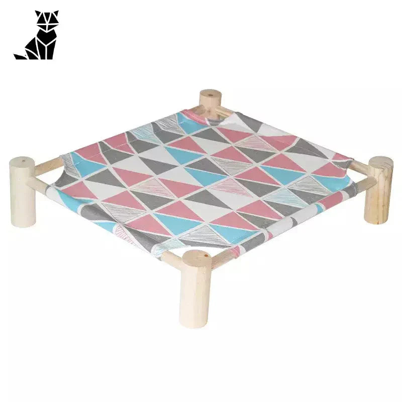 Tabouret en bois durable avec un motif géométrique coloré, parfait pour le hamac de votre chat