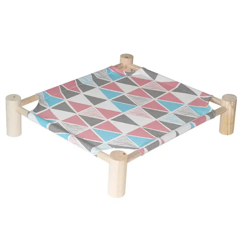 Tabouret en bois durable avec un motif géométrique coloré, parfait pour le hamac de votre chat