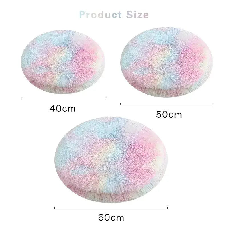 Couvre-oreilles en peluche avec boules roses et bleues sur lit rond pour petits chatons et petits chiens