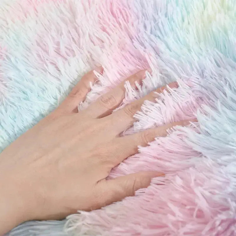 Lit rond pour petits animaux - une personne allongée sur une couverture rose et bleue douce