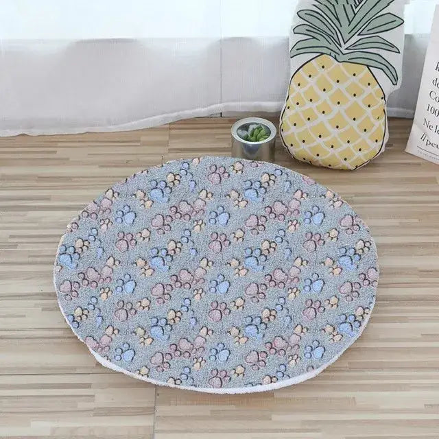 Lit rond et moelleux pour chatons et petits chiens avec un motif en pin sur un tapis douillet