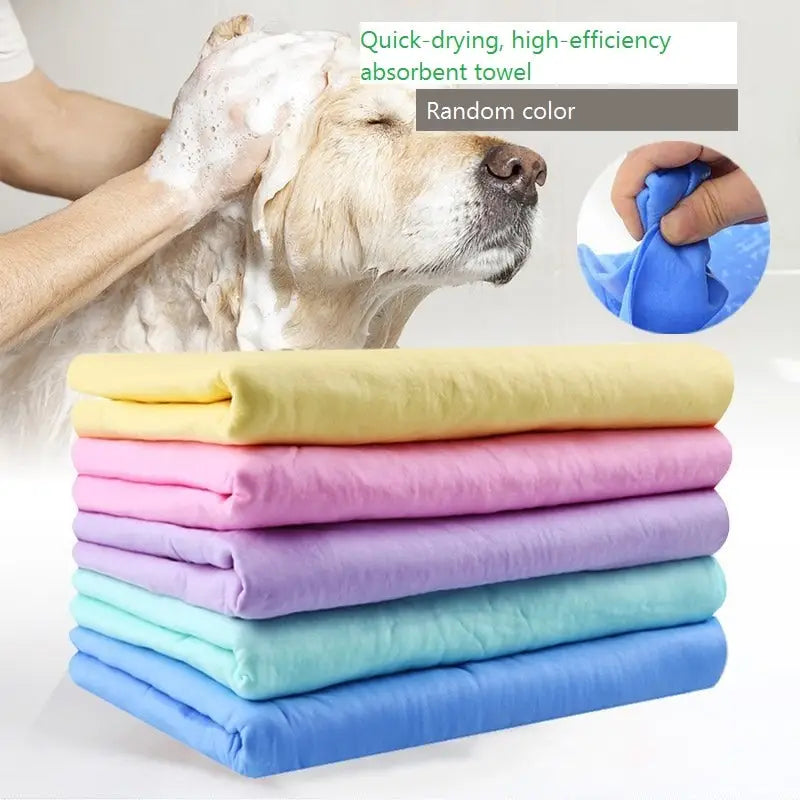 Nettoyeur de pattes de chien en silicone souple en action, en train de laver un chien avec un chiffon