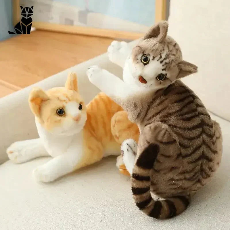 Une peluche chat et chien sur un canapé met en valeur la douceur inégalée du jouet peluche chat réaliste