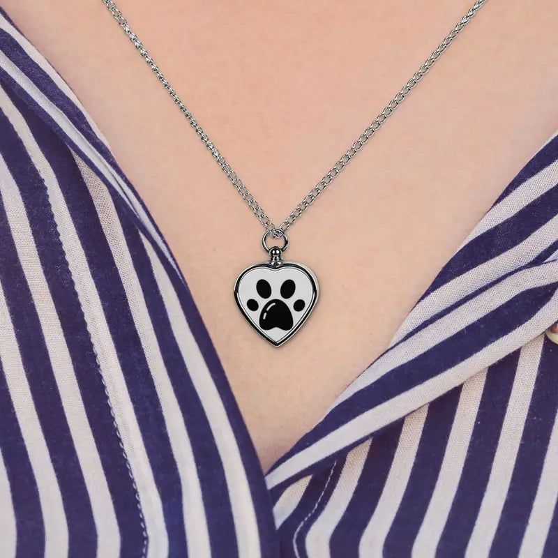 Femme portant un collier souvenir tangible avec pendentif tête de mort - Bijoux souvenirs personnalisés