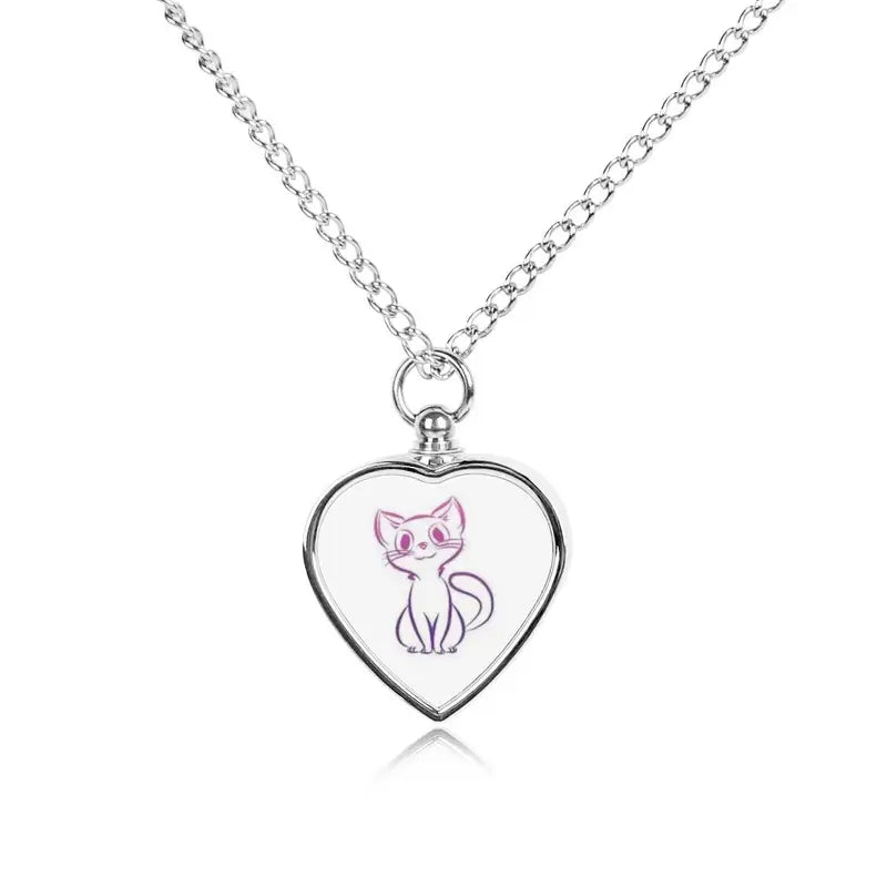 Collier de cœur en argent avec un chat rose, parfait pour un petit cadeau tangible personnalisé