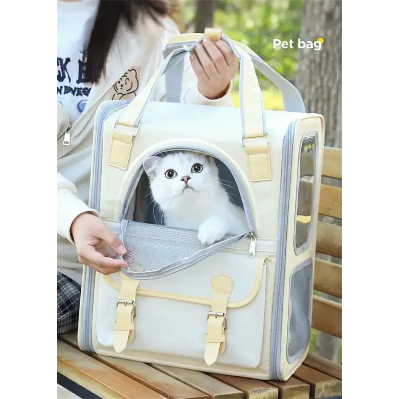 Femme tenant un chat dans un sac blanc : Cat Transport Bag pour un transfert facile et confortable