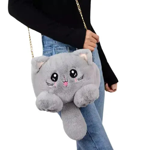 Femme avec sac peluche gris en forme de chat, Women’s Plush Bag with Cat-Shaped Shoulder Strap Transparent Background