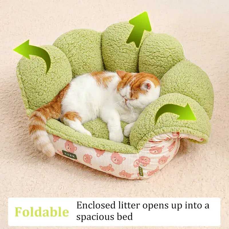 Chat dormant dans un lit vert au design unique - Tente au design unique pour le repos des félins