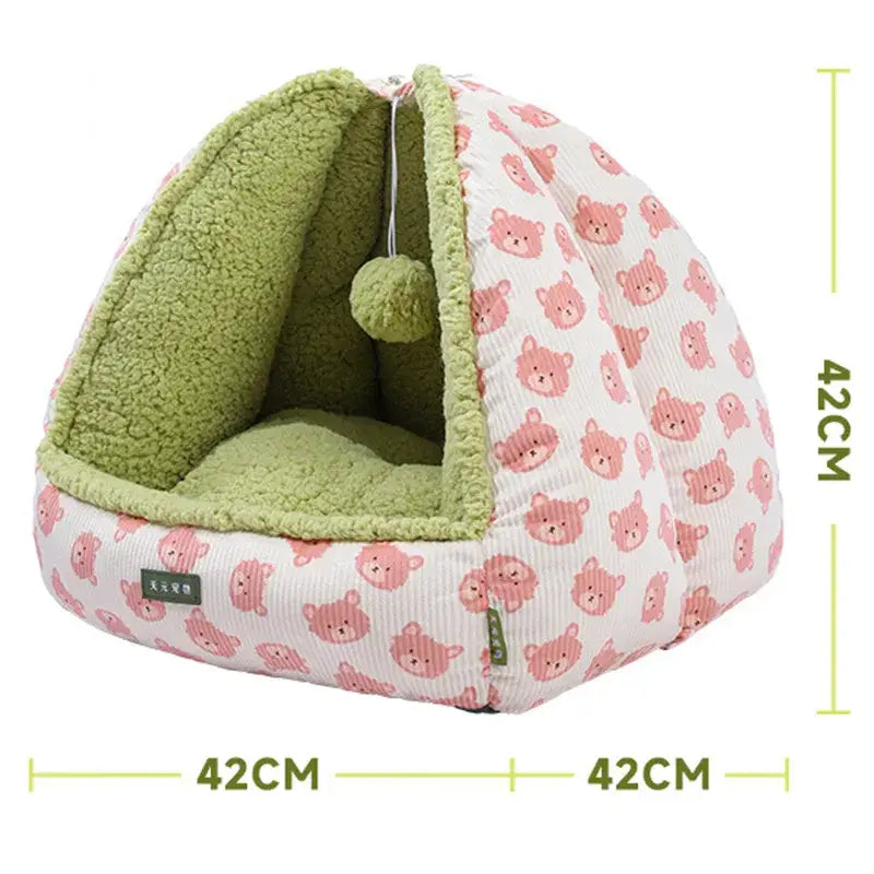 Un petit lit pour chien avec un motif rose et vert dans la tente à design unique pour le repos des félins
