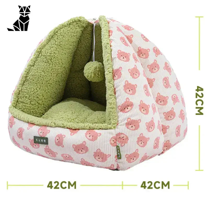 Un petit lit pour chien avec un motif rose et vert dans la tente à design unique pour le repos des félins